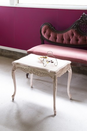 ピンク色の猫脚テーブル