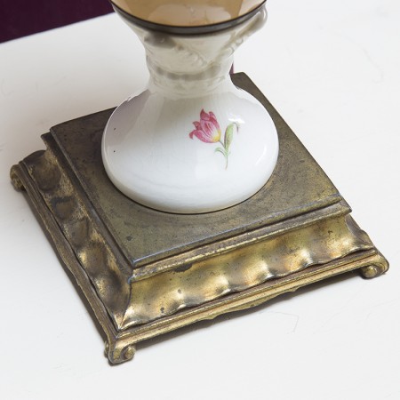 ビスクピンクと花の絵付けのテーブルランプ