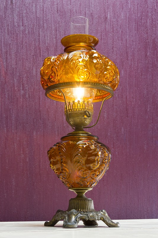オイルランプ型のテーブルランプ・アンバー
