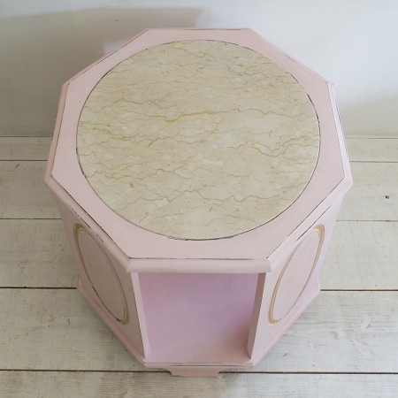 マーブルトップのピンク色テーブル