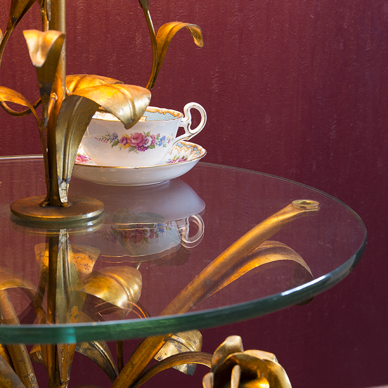 ガラステーブルつきのフロアランプ/バラモチーフ