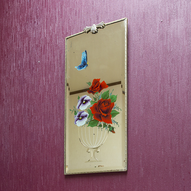 アンティークの壁掛けミラー/花と蝶