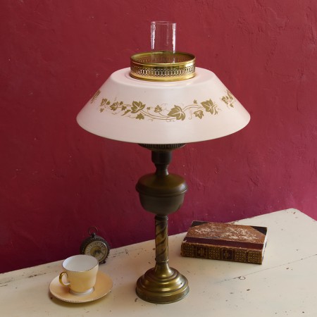 ピンクシェードのオイルランプ型テーブルランプ