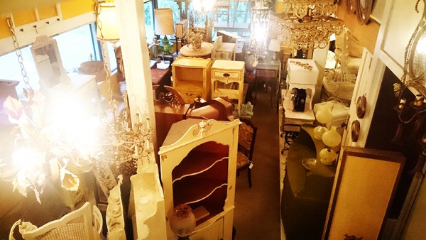 コンテナ入荷後の店内にて