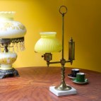 オイルランプ型のテーブルランプ/イエロー