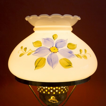 オイルランプ型のテーブルランプ/花の絵付け
