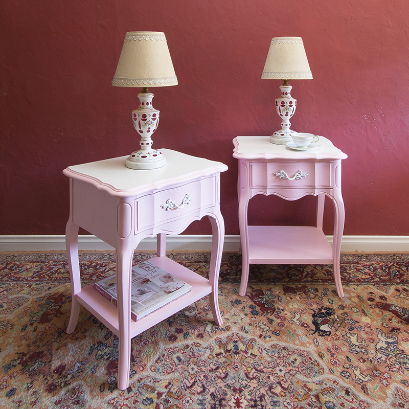 フレンチスタイルのピンク色サイドテーブル