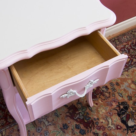 フレンチスタイルのピンク色サイドテーブル