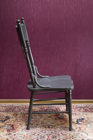 プレスバックの黒い椅子