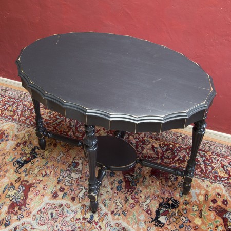 アンティークの黒いオーバルテーブル