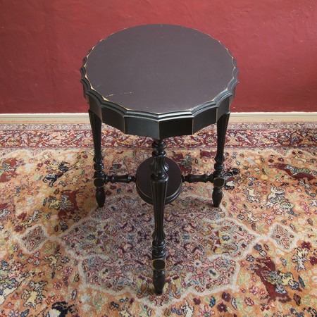 アンティークの黒いオーバルテーブル
