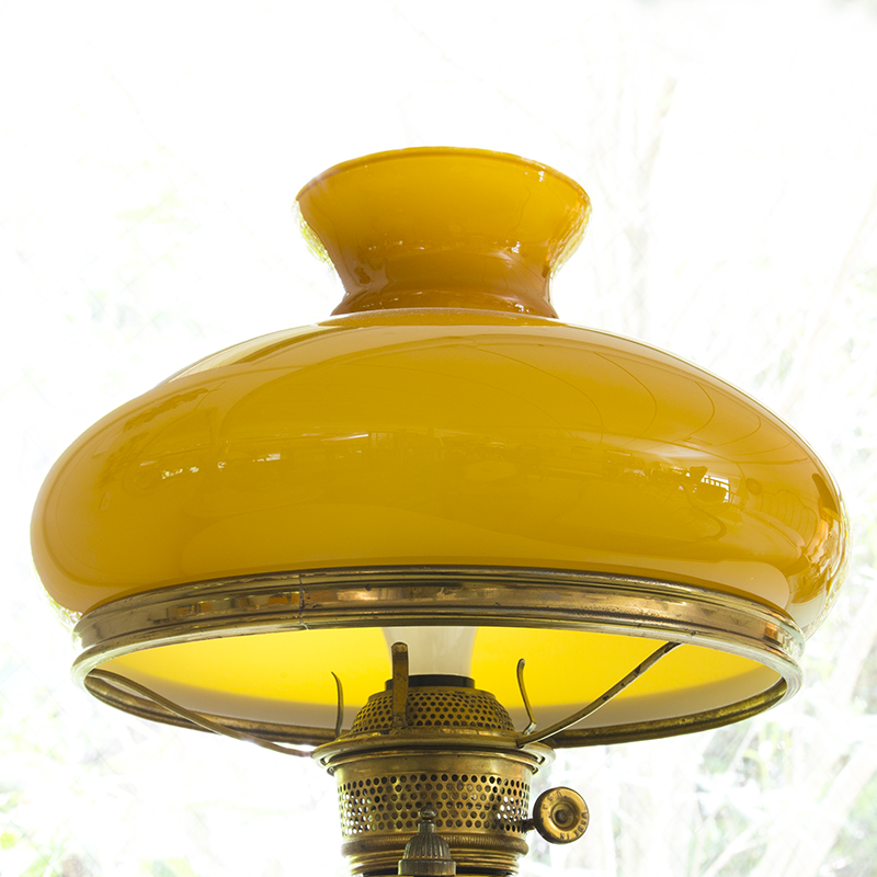 アンテークのオイルランプ型ランプ