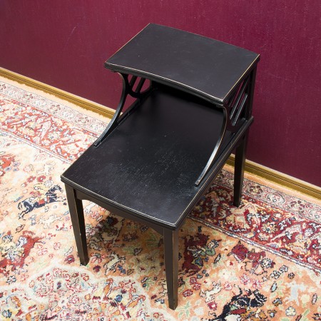 アンティークの黒いステップテーブル