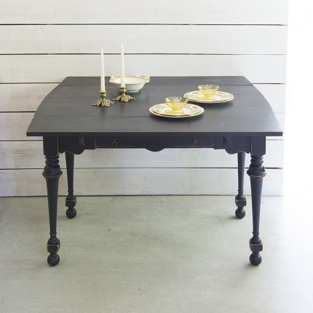 黒いアンティークテーブル