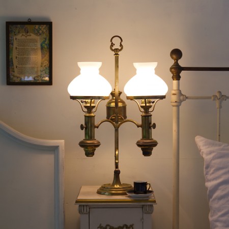 二灯のオイルランプ型テーブルランプ