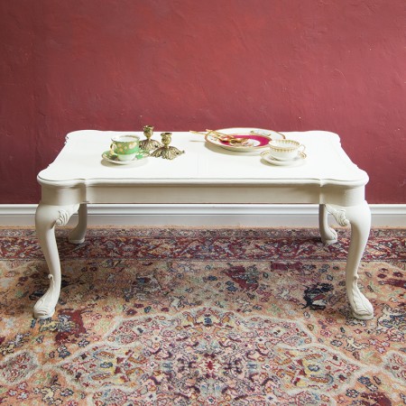 クイーンアン様式の白いテーブル