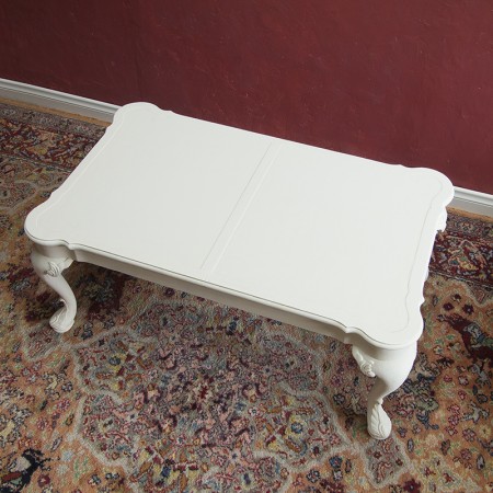 クイーンアン様式の白いテーブル