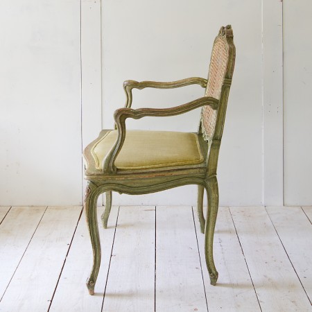 オリーブグリーンの肘掛け椅子