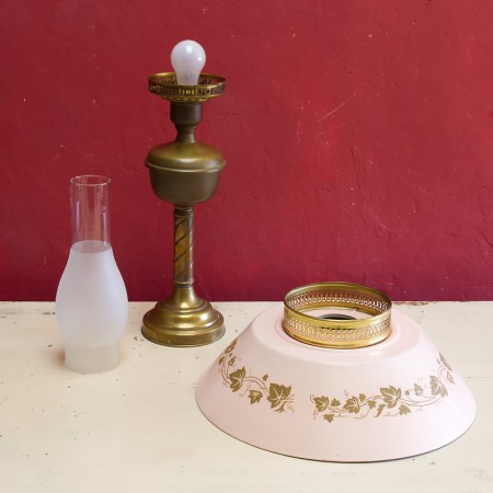 ピンクシェードのオイルランプ型テーブルランプ