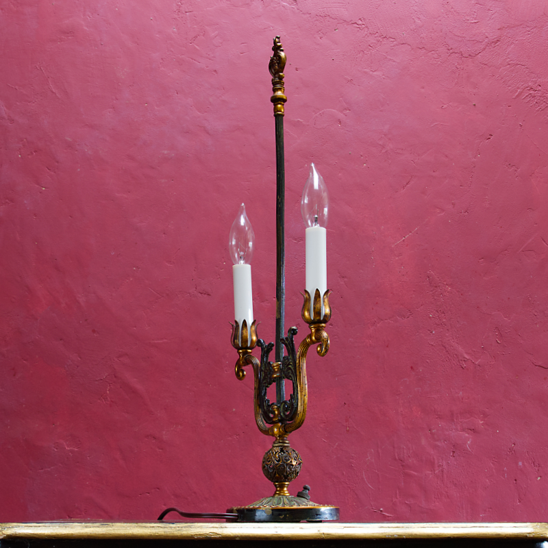 アンティークの燭台型テーブルランプ