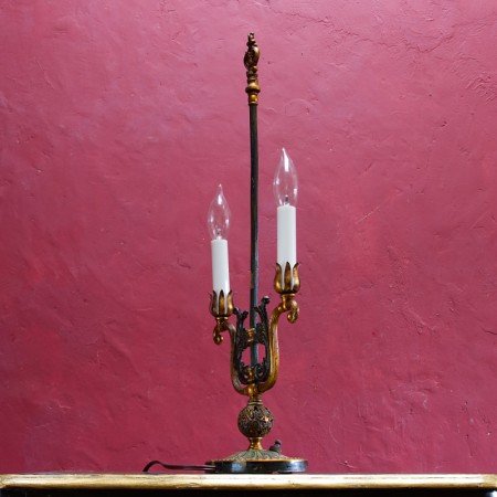 アンティークの燭台型テーブルランプ