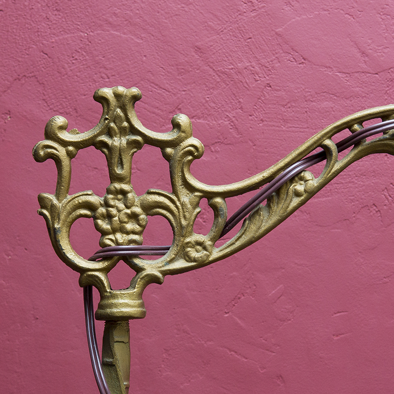 アンティークのフロアランプ/ロマネスク風透かし装飾