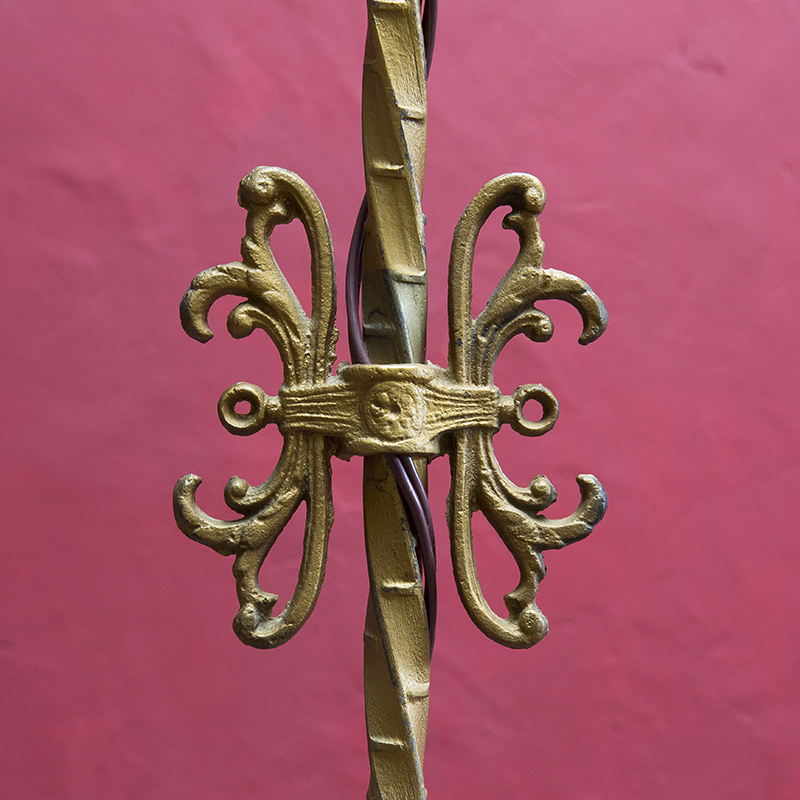 アンティークのフロアランプ/ロマネスク風透かし装飾