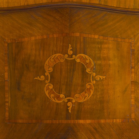 ルイ15世様式のベッドサイドカップボード