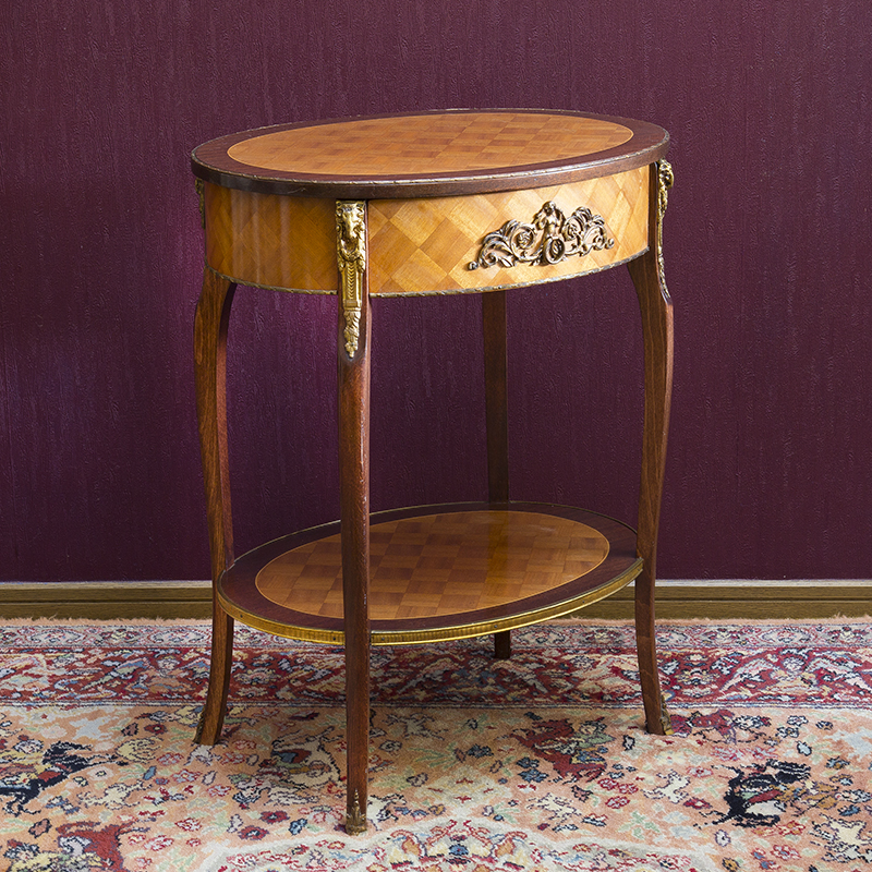 ルイ15世様式のオーバルテーブル